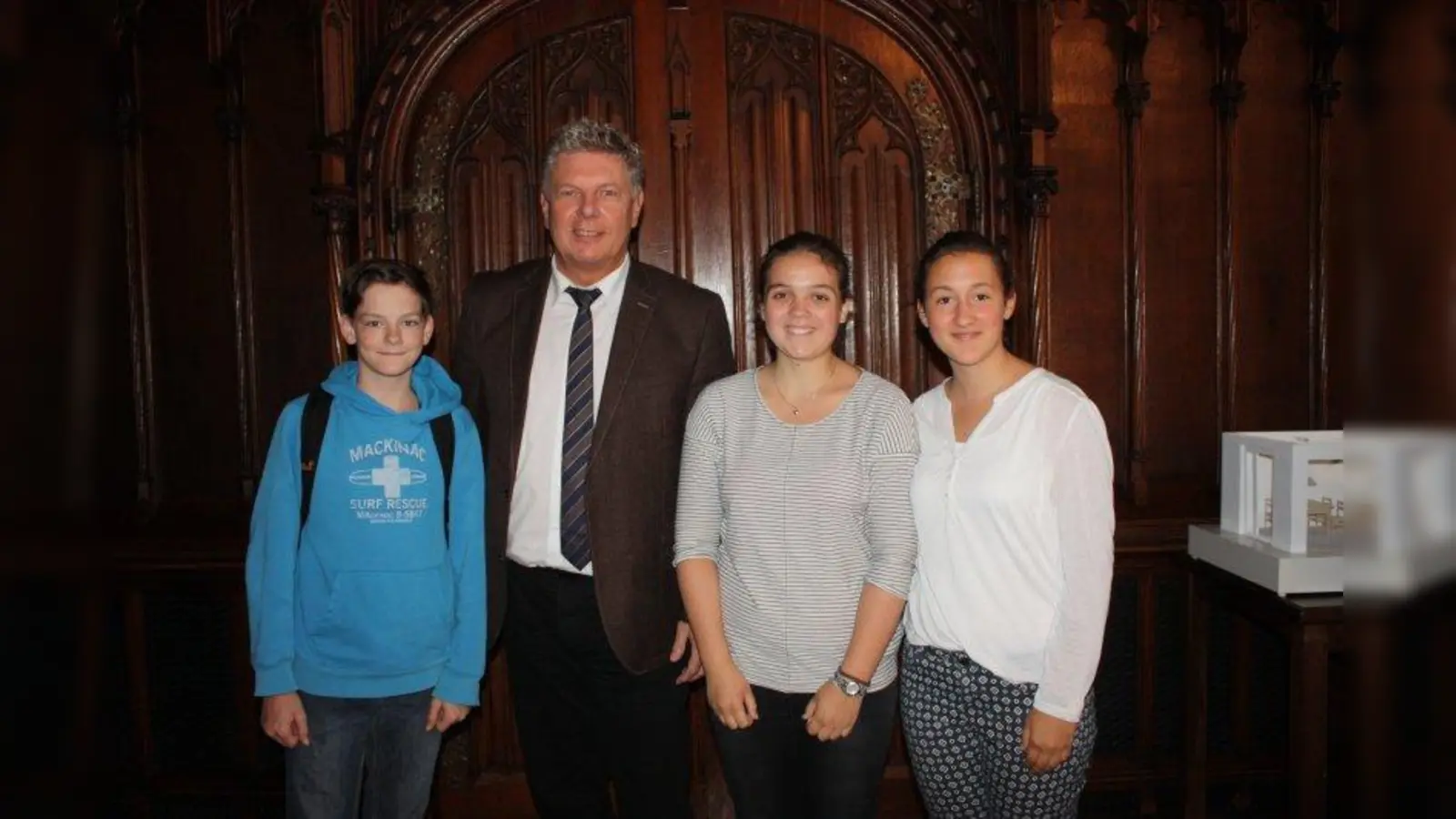 Bei einer Pressekonferenz im Sitzungssaal des Rathauses begrüßte Oberbürgermeister Dieter Reiter die Wochenanzeiger-Praktikanten Thomas Brunner, Lena Strauss und Paulina Igl. (Foto: job)
