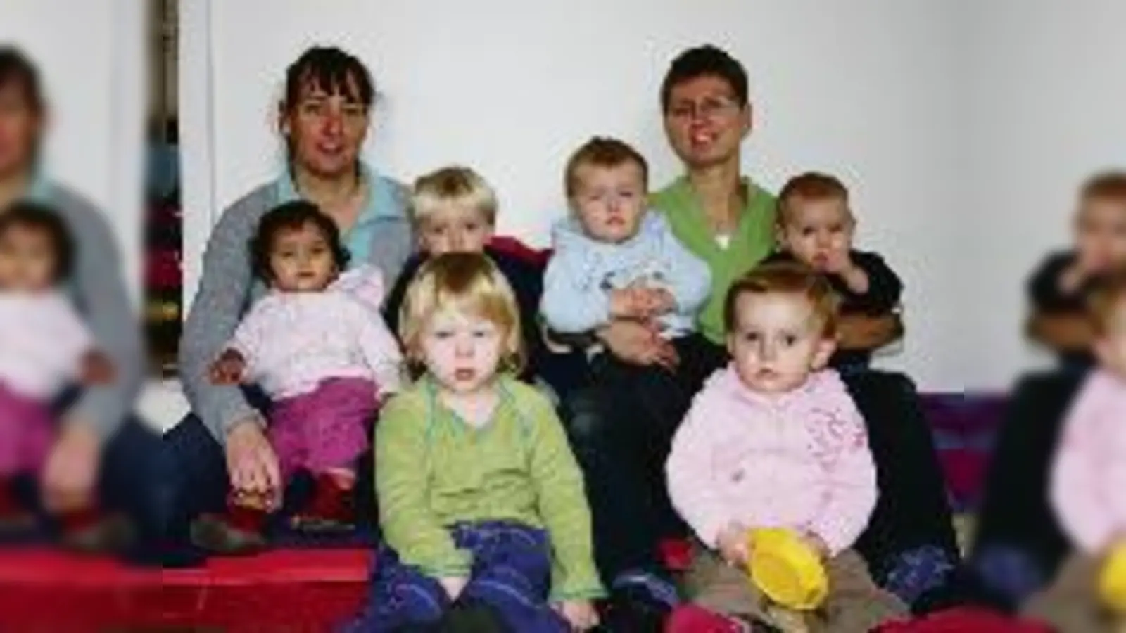 Biggi Kleinknecht (li) und Katrin Mertens (re) zusammen mit ihren Schützlingen in der Kuschelecke des Auer  (»Zwergerlparadieses«.Foto: ak)