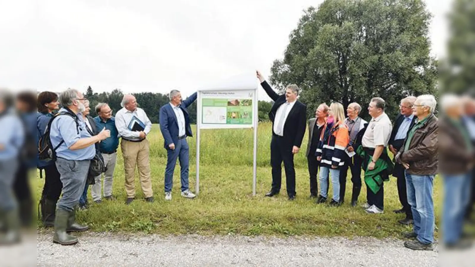 Die Flughafen München GmbH hat am Rande des neu angelegten Biotops für seltene Moosschmetterlingsarten kürzlich eine Informationstafel zum Tagfalterschutz im Freisinger Moos aufgestellt. 	 (Foto: Flughafen München GmbH)