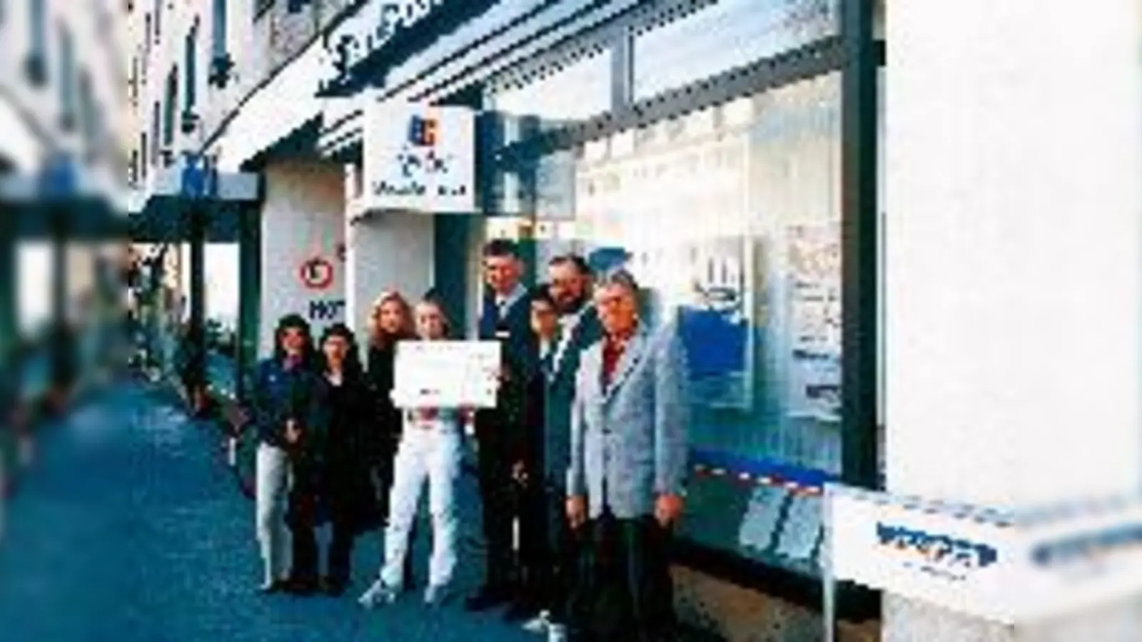 Den stolzen Betrag von 500 Euro konnten die Schüler aus den Händen des Moosacher Sparda-Bank-Leiters Ralph Dachs (4.v.re.) entgegen nehmen. Mit dabei waren Erhard Wnendt vom BA und Rektor Günther Bartl (v.re.).	 (Foto: Privat)