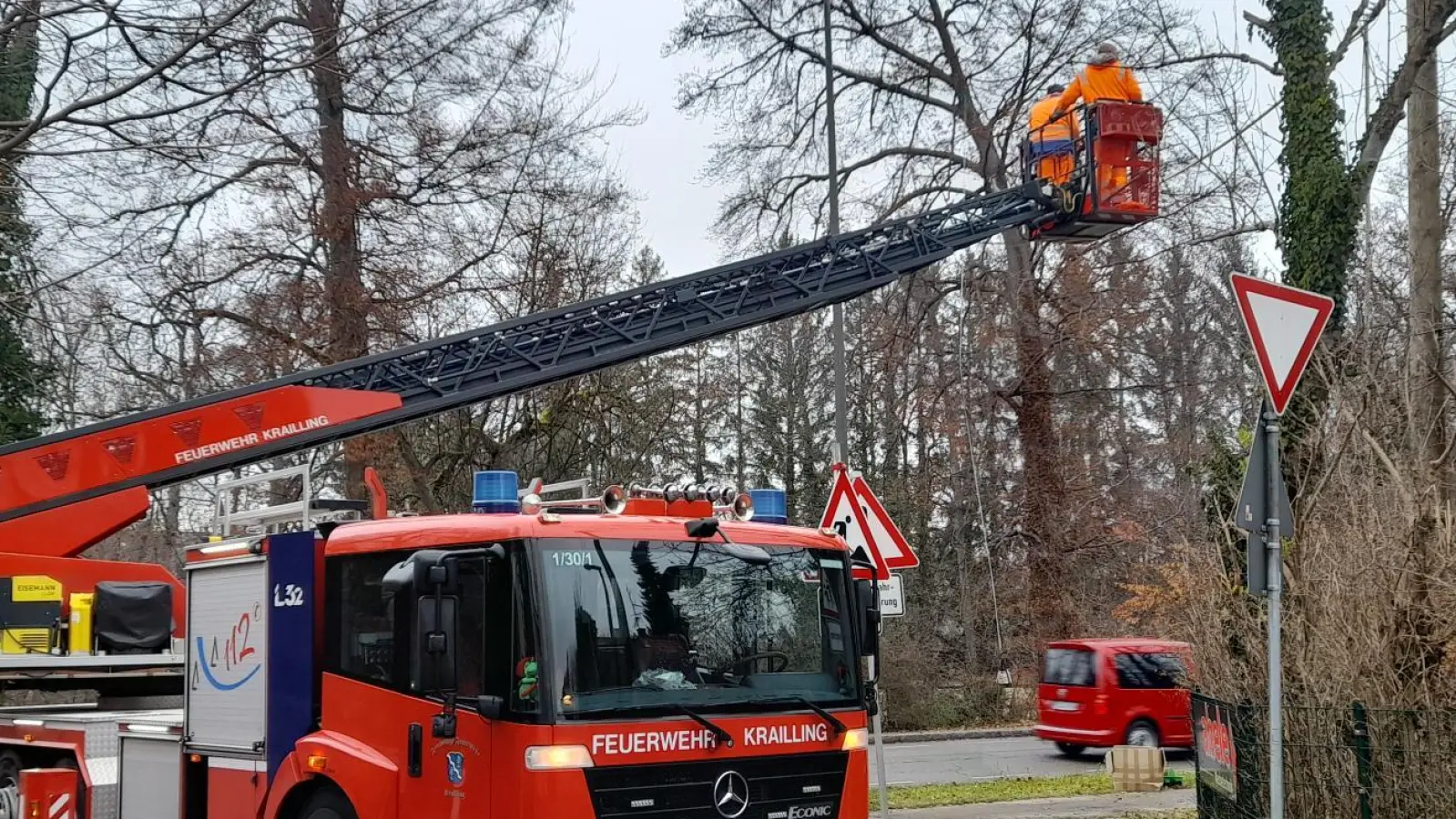 Die Feuerwehr Krailling hilft bei der Befestigung des Spezialseils für die Eichhörnchen.  (Foto: © Gemeinde Krailling)