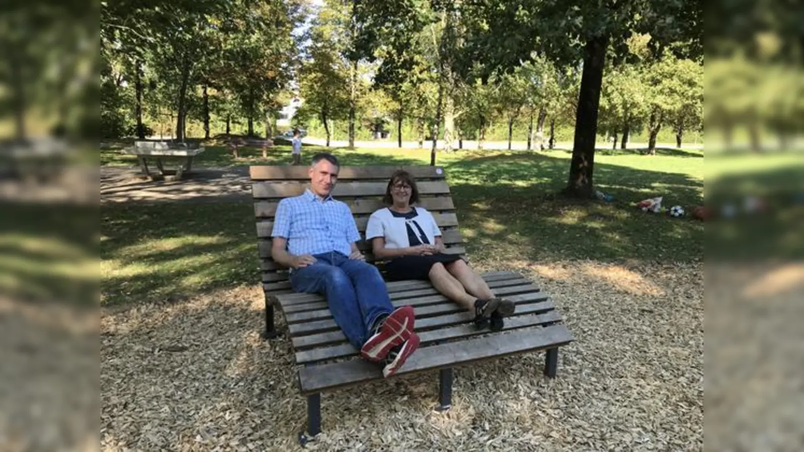Jugendreferentin Evi Karbaumer und JKW-Leitung Tobias Kühn überzeugten sich bei der Einweihung davon, dass die Sitzmöbel für die Jugend auch bequem sind. Foto: hw	 (Foto: Heike Woschee)