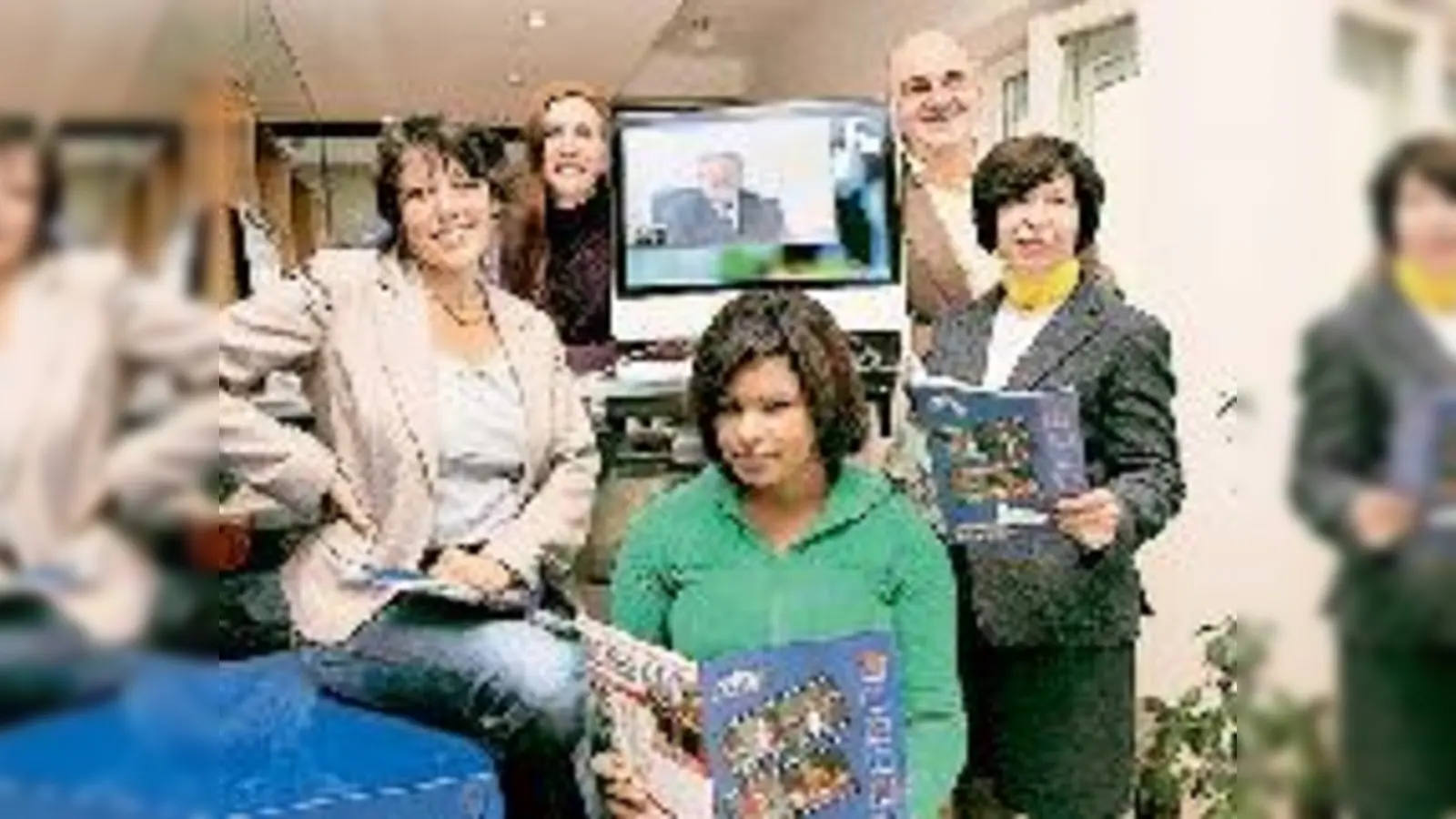 Sylvia Engelhardt, Roswitha de Souza, Miea Nurse, im Bildschirm Alfred Pfeuffer, Andreas Tscherniwetz und Aban Gazdar stellten das neue Programm der VHS Haar vor.  (Foto: Rammelsberger)