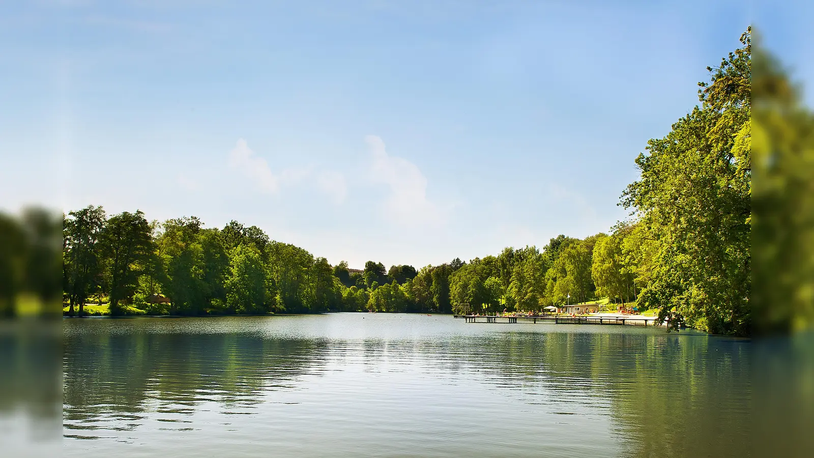 Spätestens nach den Eisheilligen startet die Badesaison im Ebersberger Klostersee. Coronabedingt ist allerdings erhöhte Aufmerksamkeit gefragt. (Foto: Stadt Ebersberg)