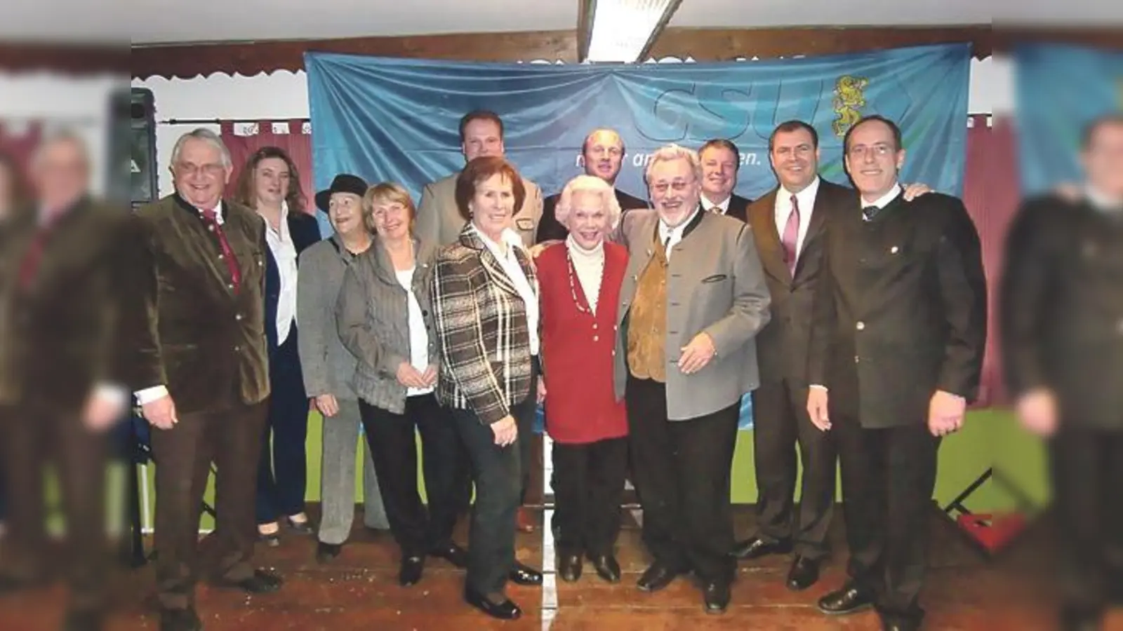 Für langjährigen Einsatz geehrte CSU-Jubilare, zusammen mit einigen Abgeordneten.	 (Foto: privat)