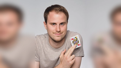 Johann Theisen gehört zu den Künstlern, die auf der Kleinkunstbühne in Deisenhofen auftreten werden. (Foto: Fany Fazil)