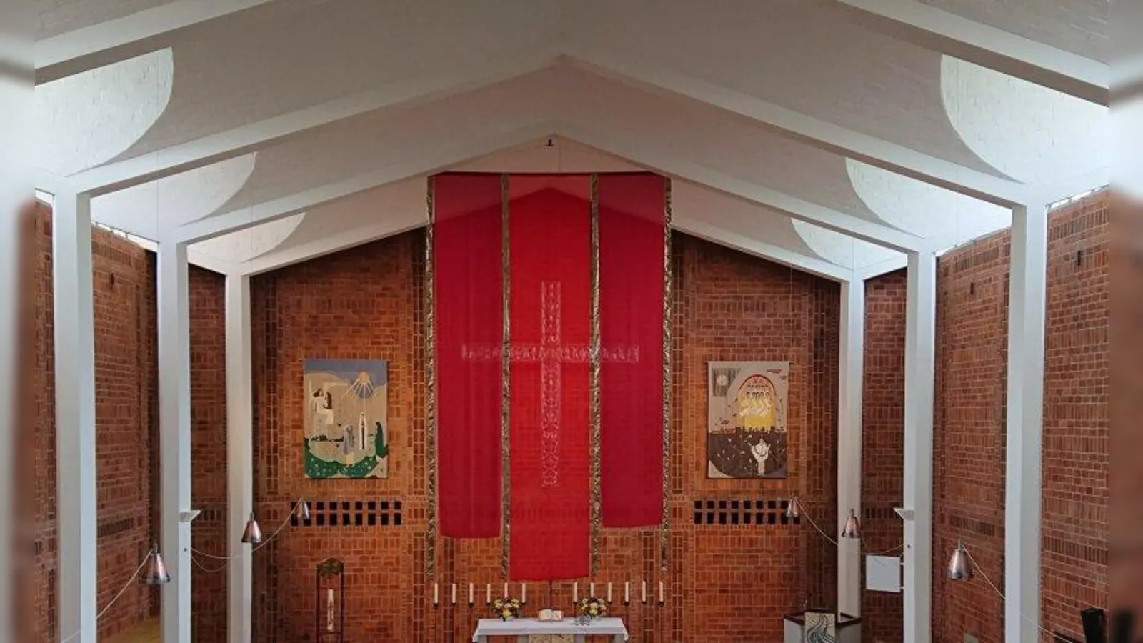 Mit dieser Kunstinstallation in Form von roten Stoffbahnen begeht die Paul-Gerhardt-Kirche die Zeit rund um Pfingsten. (Foto: Toni Ziegler)