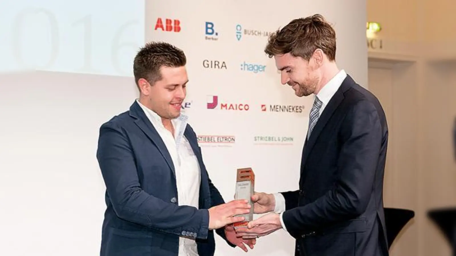 Jungunternehmer Florian Kiefer (l.) freute sich über den »Elmar 2016«, den ihm Michael Plock von der Gesellschaft für Konsumforschung (GfK) überreichte.	 (Foto: privat)