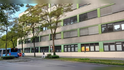 Die Ostfassade des Gewerbehofes soll schöner werden, das beantragte ein Bürger bei der diesjährigen Bürgerversammlung. (Foto: Beatrix Köber)