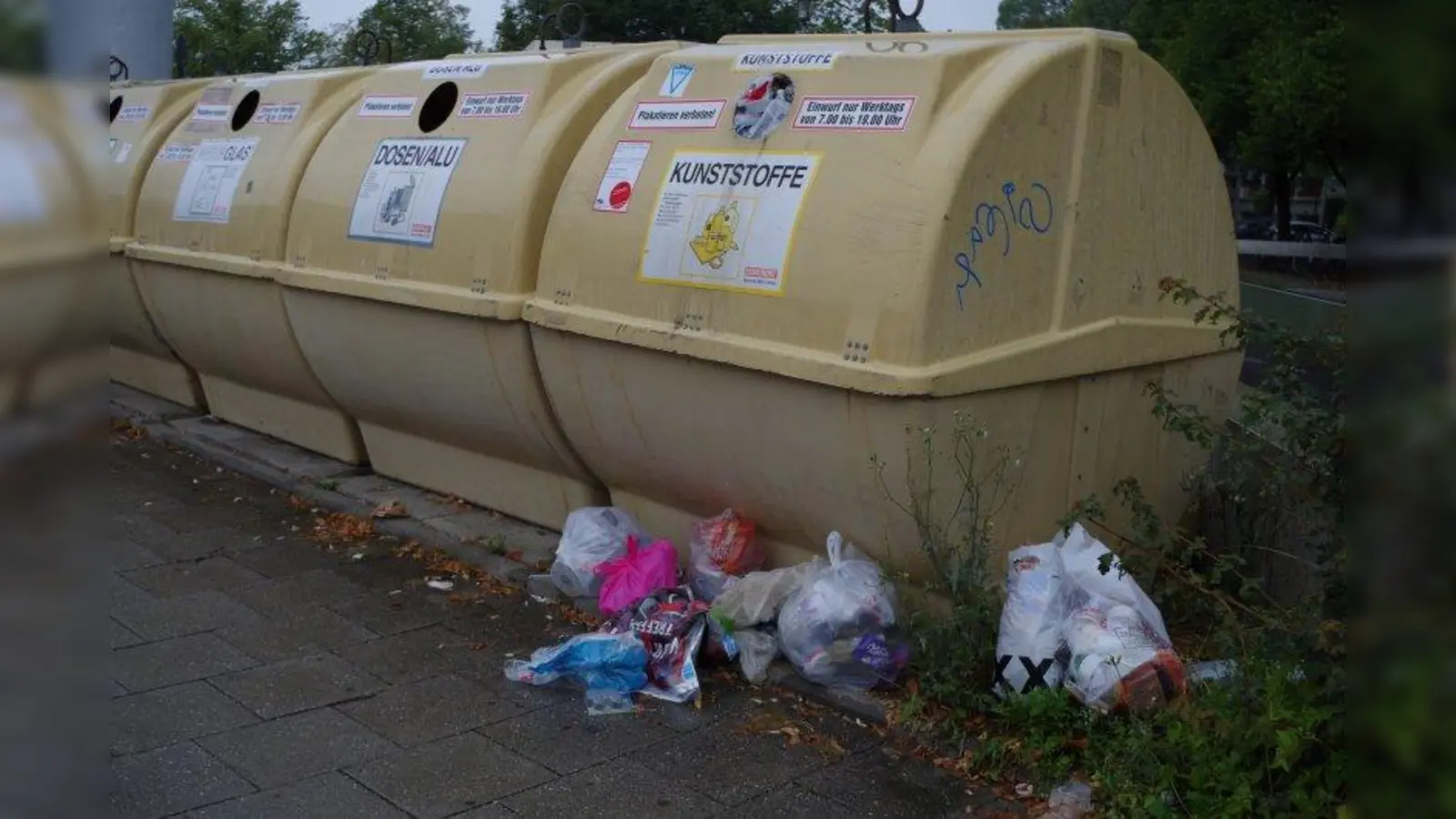 Die Standorte von überfüllten oder schmutzigen Wertstoffinseln sollen künftig leichter bei den Betreiberfirmen benannt werden können. (Foto: kö)