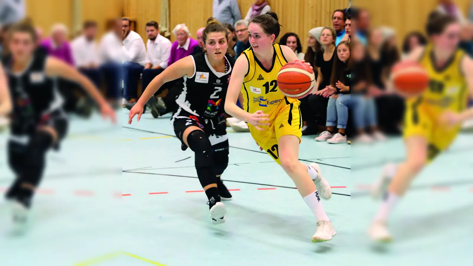 Jella Molz (rechts) zieht für den Basketball-Zweitligisten TS Jahn München zum Korb. (Foto: Wolfgang Eberle)