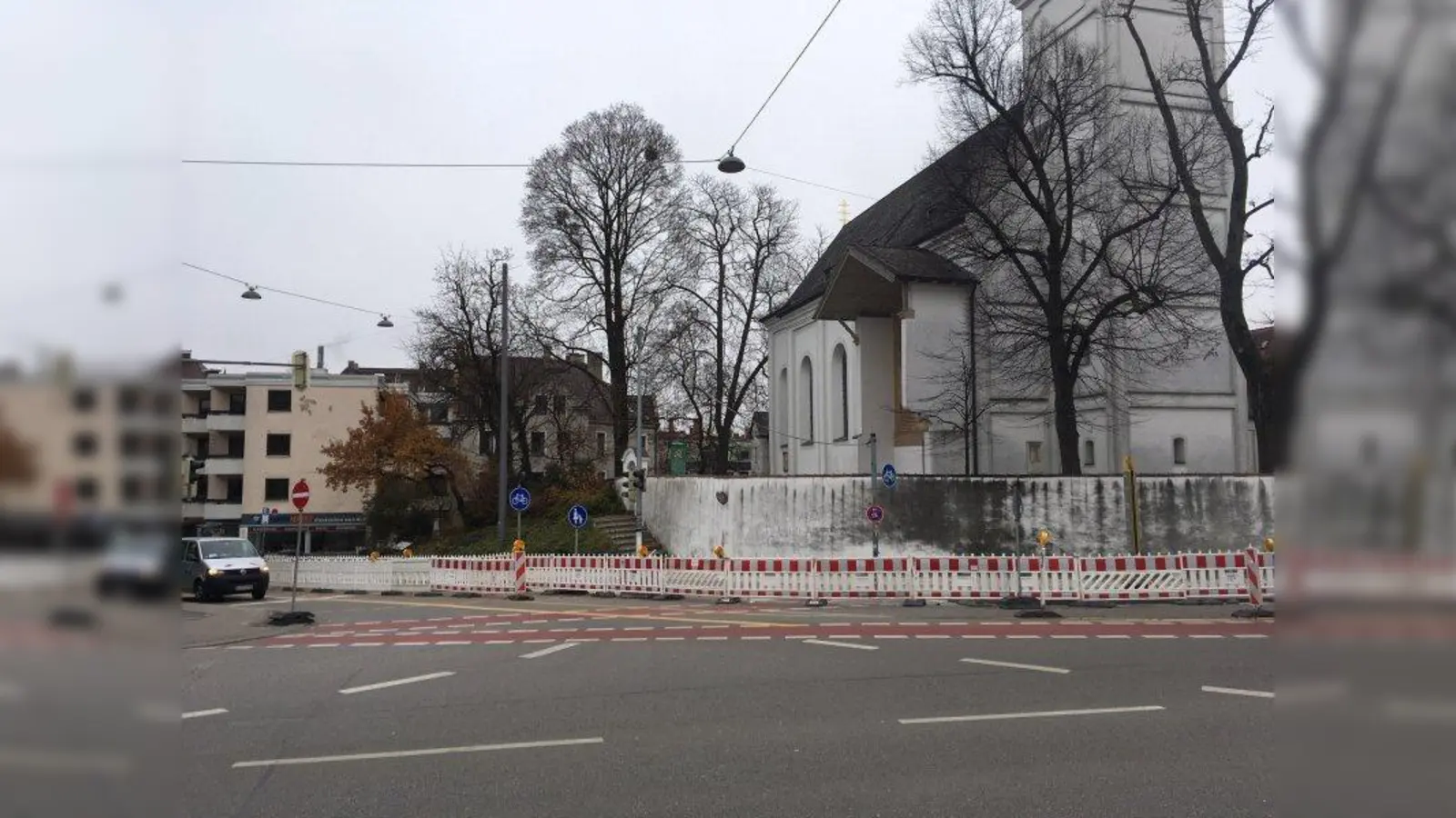 An der Kreuzung Lindwurm- Ecke Plinganserstraße kam es in der Vergangenheit laut dem Sendlinger Bezirksausschuss zu gefährlichen Situationen zwischen Radfahrenden und Fußgängern an der Bedarfsampel vor der Alten Pfarrkirche St. Margaret. Grünlicht kann bisher von Fußgängern nur unter Betreten des Radweges angefordert werden. (Foto: lsc)