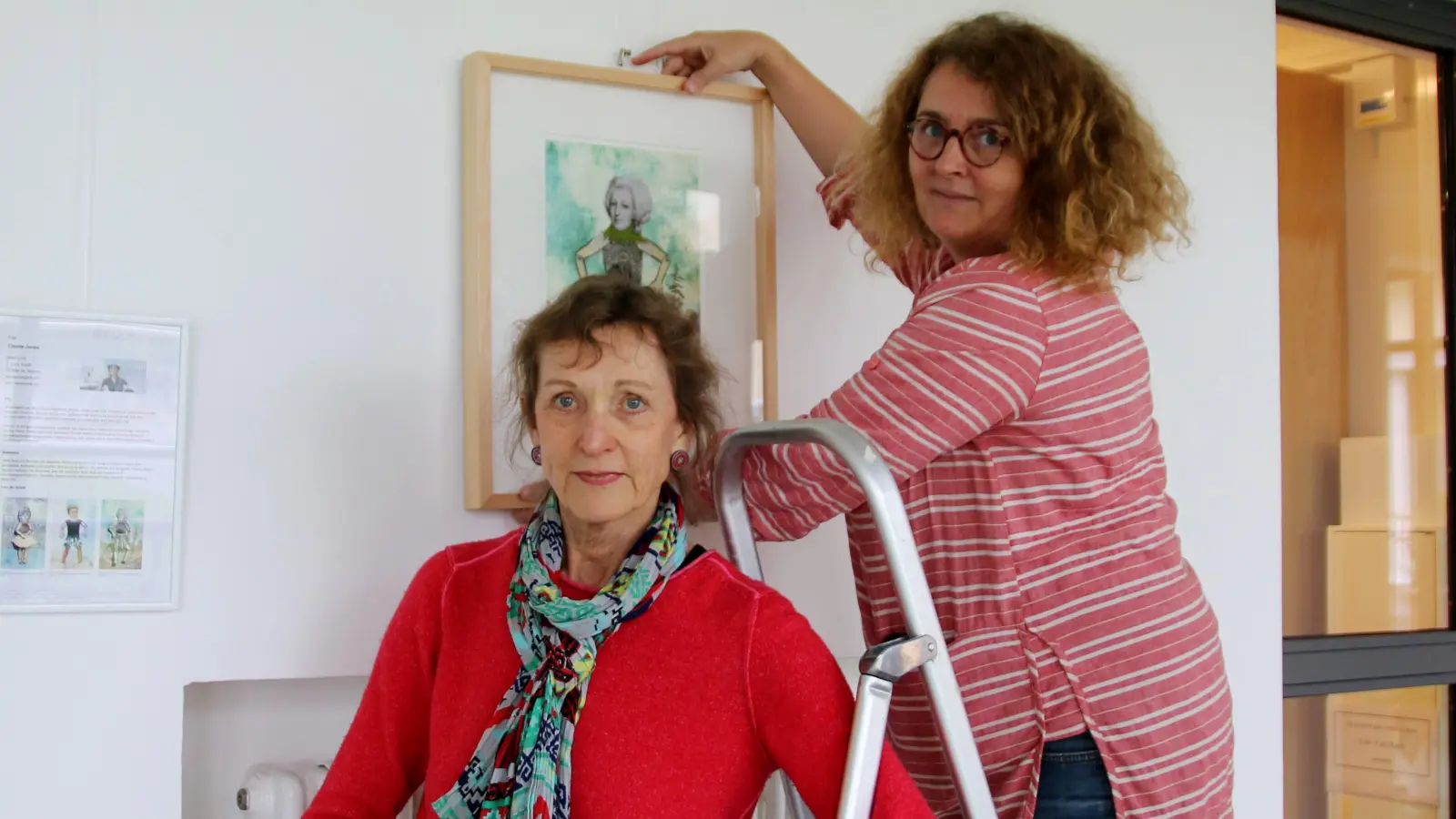 Die beiden Kuratorinnen Inge Kurtz (links) und Penelope Richardson beim Aufbau der Ausstellung.  (Foto: ABP)