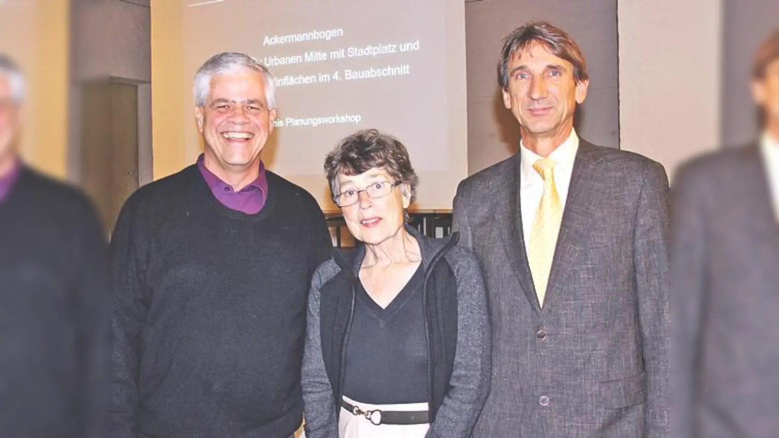 Der BA-Vorsitzende Walter Klein, Ingrid Krau und Ulrich Schneider bei der Einwohnerversammlung zur Urbanen Mitte.	 (Foto: Kirsten Ossoinig)