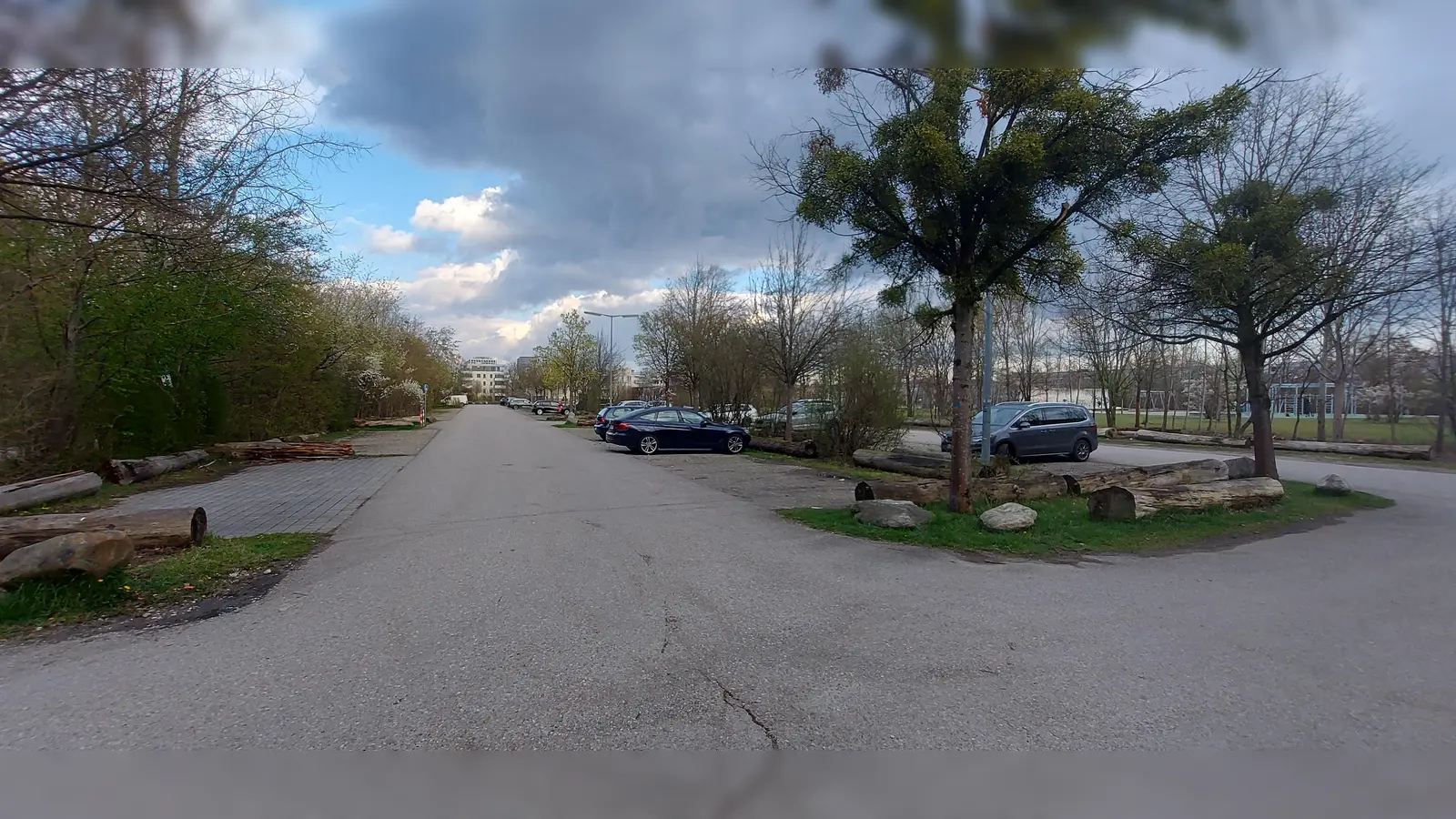 So friedlich ist der Hirschgartenparkplatz nur selten. Anwohner beklagen abendliche und nächtliche Ruhestörung. (Foto: Martin Züchner)
