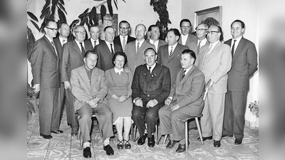 Der erste Ottobrunner Gemeinderat mit Bürgermeister Anton Wild (Bildmitte), dem zweiten Bürgermeister Dr. Otto Bössner (re. daneben), dem späteren zweiten Bürgermeister Karl Mager (sitzend link) sowie Wally Findeisen, der ersten und bis 1972 einzigen Frau im Ottobrunner Gemeinderat.	 (Foto: Archiv Gemeinde Ottobrunn)
