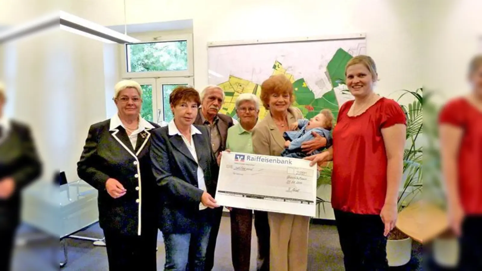 Emma Moor, Vorsitzende Brigitte Scholle, Otto Kolm, Martha Fuchs, Bürgermeisterin Elisabeth Ziegler, Simon und Simons Mutter Petra Mengden (von links) freuen sich über jede Spende.	 (Foto: VA)