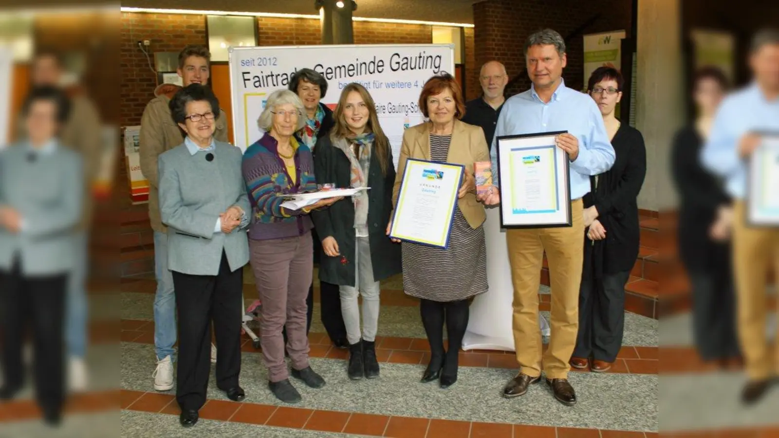 Glückwunsch: Gauting hat den Titel „Fairtrade-Gemeinde” für weitere vier Jahre erhalten. V.l. Hildegard Münstermann, Dario Geffen, Heidi Meinzolt, Jutta Köhler, Anna Buchholz, Bürgermeisterin Brigitte Servatius, Wigbert Cramer, Gernot Struwe und Nicole Maya. (Foto: US)