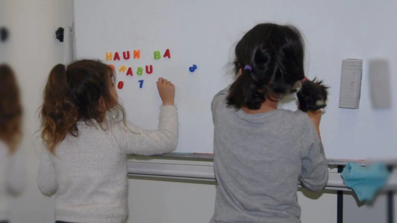 Lesen und schreiben lernen – für die geflüchteten Schülern kommt dazu noch das Deutschlernen. Für die Elsenheimerstraße werden Ehrenamtliche zur Hausaufgabenbetreuung gesucht. (Foto: Konstanze Bauer)
