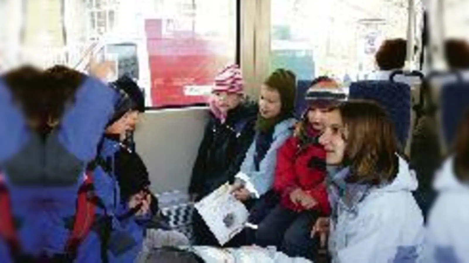 Beim Vorlesen in der Tram versucht Erzieherin Kerstin Götz die Kinder aktiv miteinzubeziehen. Im Freien erklärt Waschbär Willi die Natur.  (Foto: ks)
