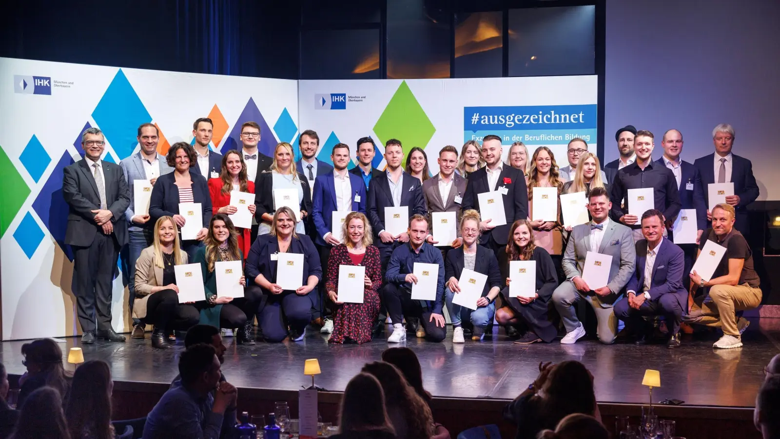 Staatsminister Florian Herrmann (CSU, l.), und Manfred Gößl, Hauptgeschäftsführer der IHK für München und Oberbayern (v. R., 2.v.r.), mit einer Gruppe von ausgezeichneten Berufsmeistern. (Foto: Matthias Balk/IHK)