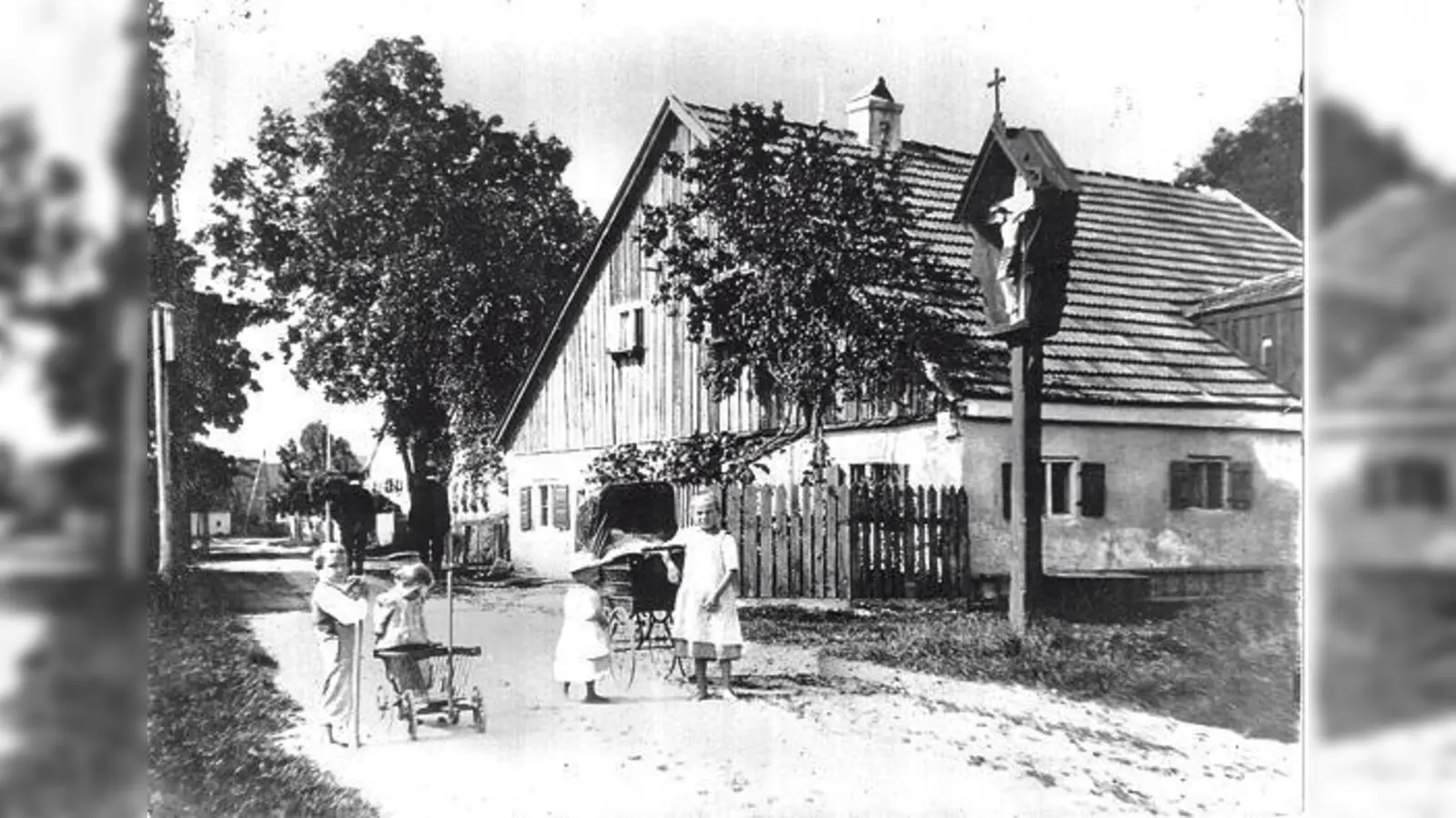 Nördliches Ortsende und Straße nach Schleißheim um 1890. 	 (Foto: ulturhistorischer Verein Feldmoching)