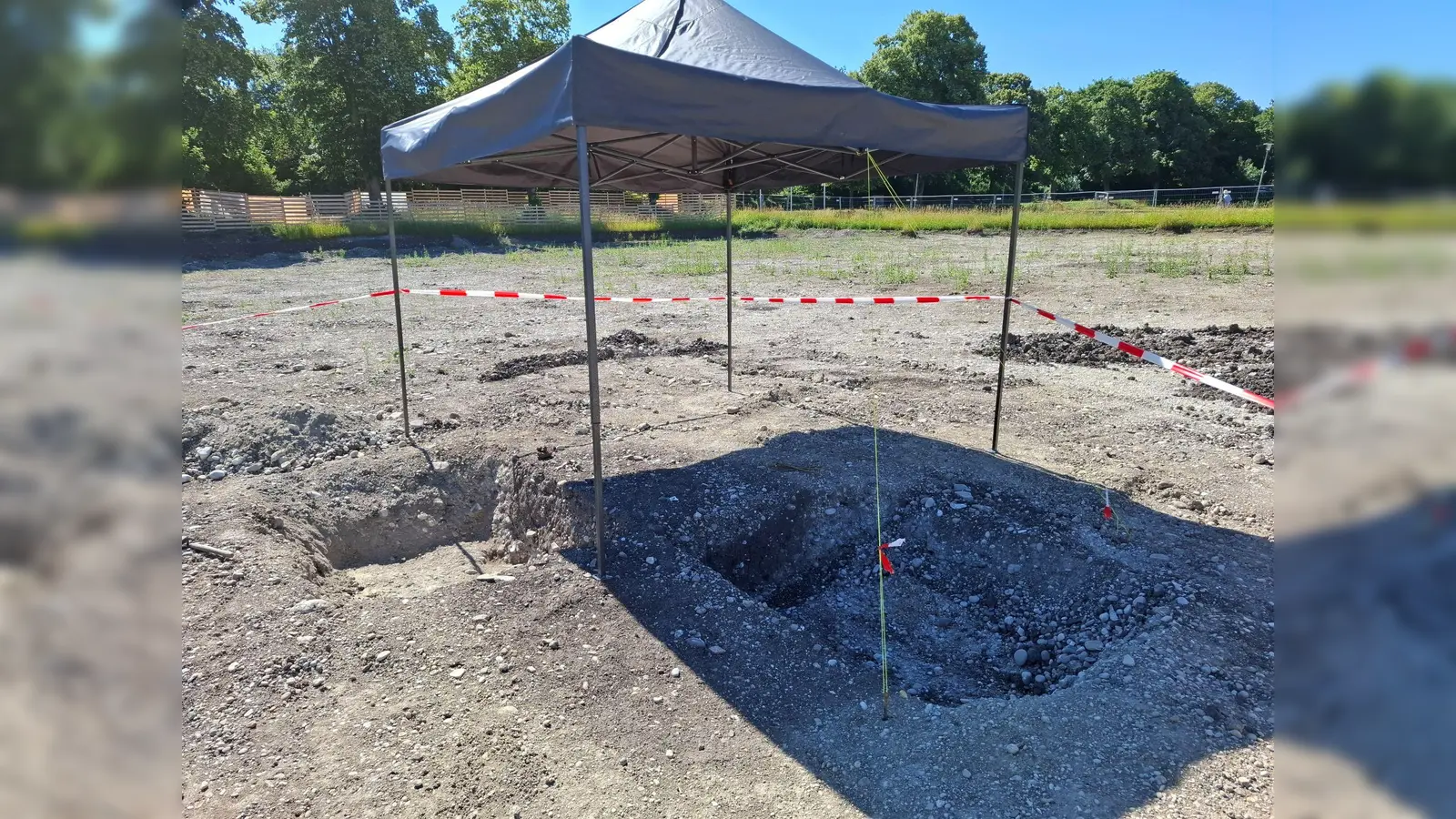 Die Grabungsfirma Phoinix GbR ist derzeit auf dem Baugelände an der Dorfstraße mit umfangreichen Ausgrabungen tätig. (Foto: Gemeindeheimatpfleger)