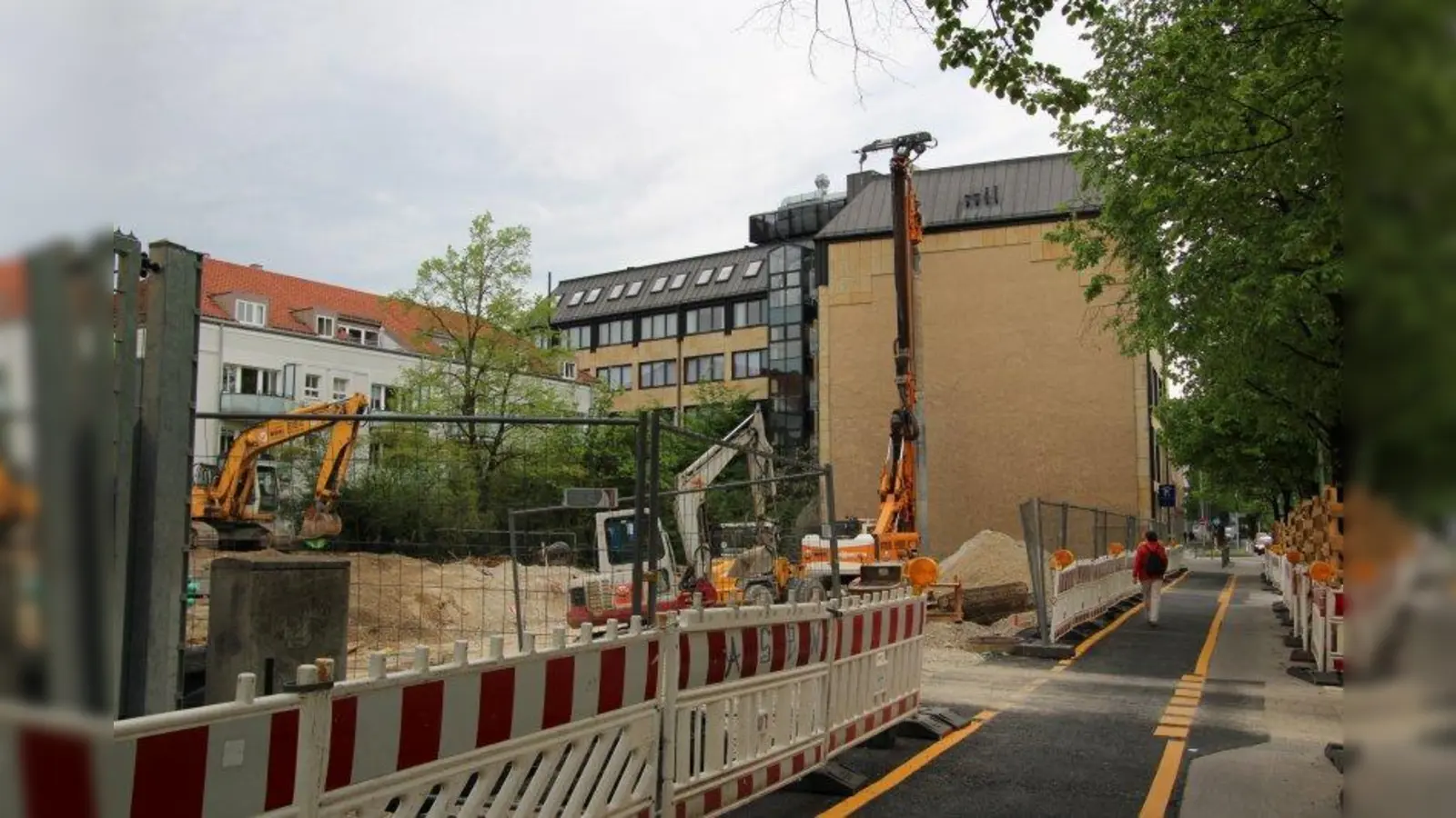 Die Bauarbeiten für ein neues Umspannwerk an der Landshuter Allee haben begonnen. (Foto: sb)