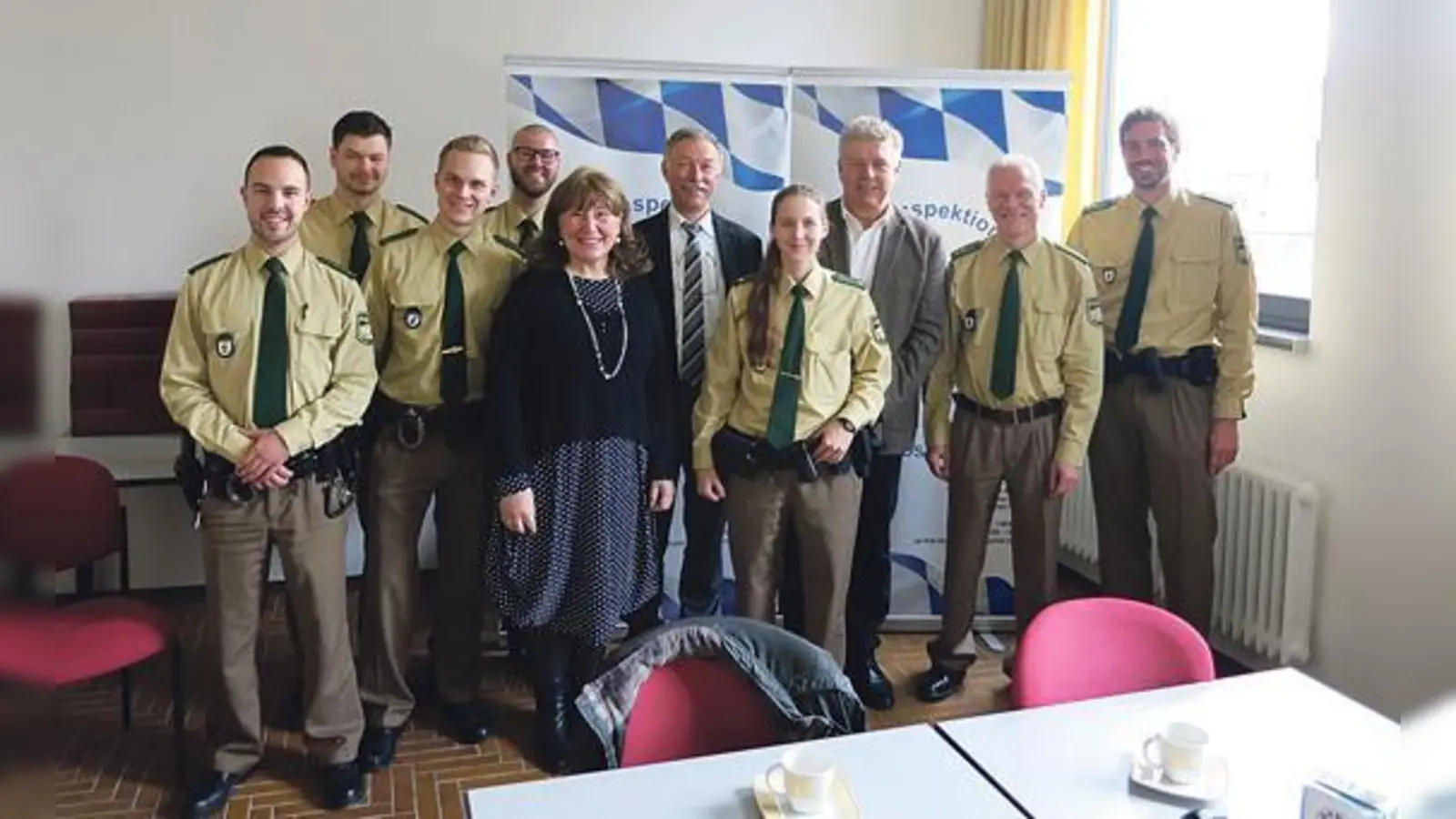 Auch zu Weihnachten im Einsatz: Die Polizei begrüßt Dieter und Petra Reiter in ihrer Wache.      (Foto: Polizei)