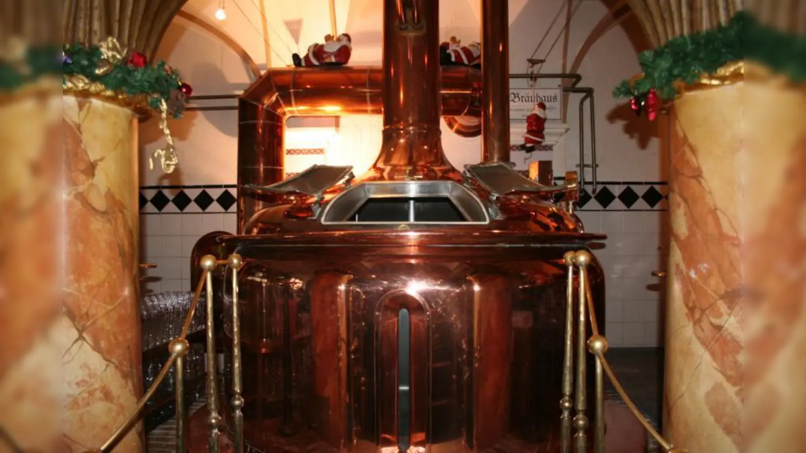 Lohnenswert: eine Führung durch die Hausbrauerei mit seinen Sudkesseln. (Foto: WS)