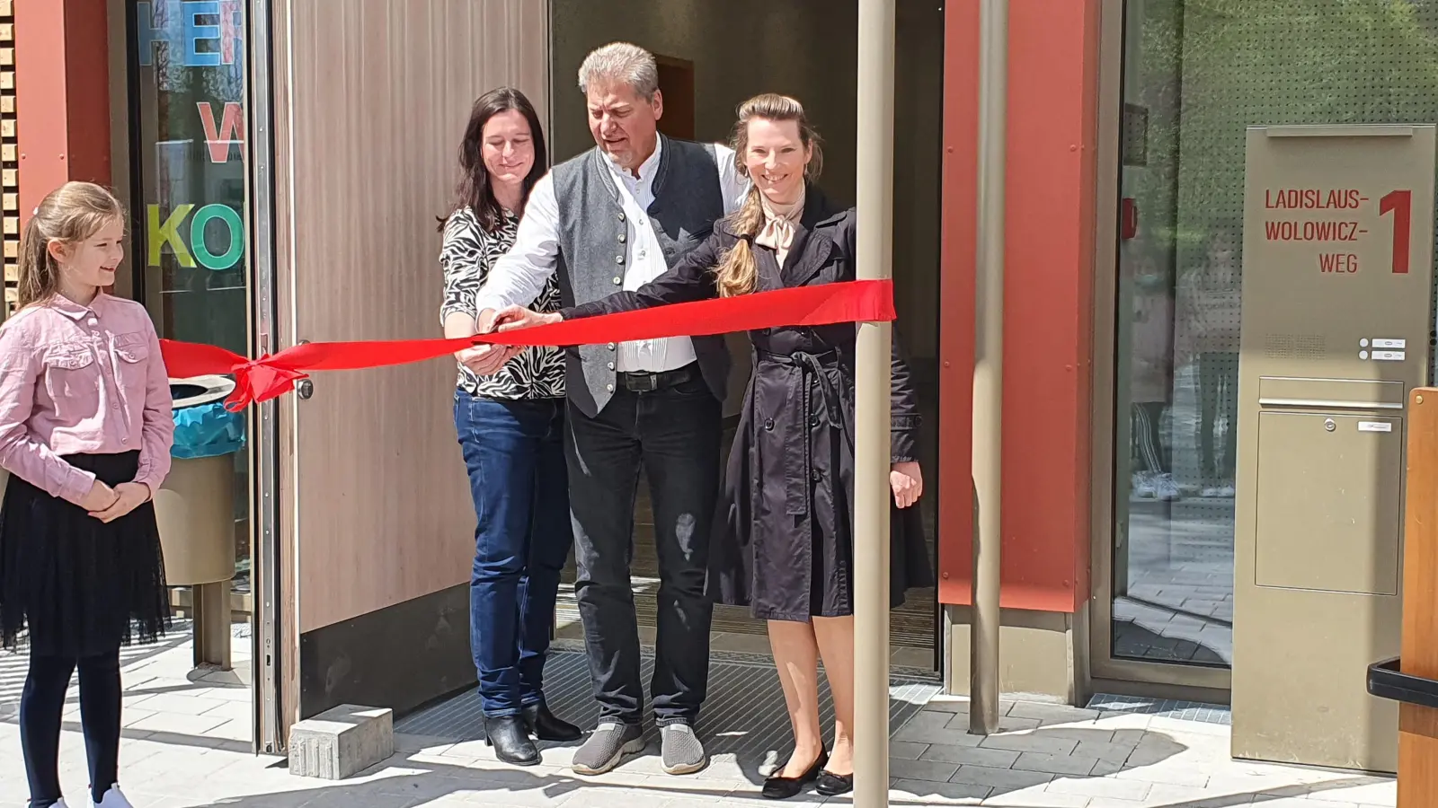 Freuten sich, dass der Ganztagstrakt der Grundschule Neuried in Betrieb genommen werden konnte (von links): Konrektorin Verena Knoll, Bürgermeister Harald Zipfel und Rektorin Pia Rieger. (Foto: Gemeinde Neuried)