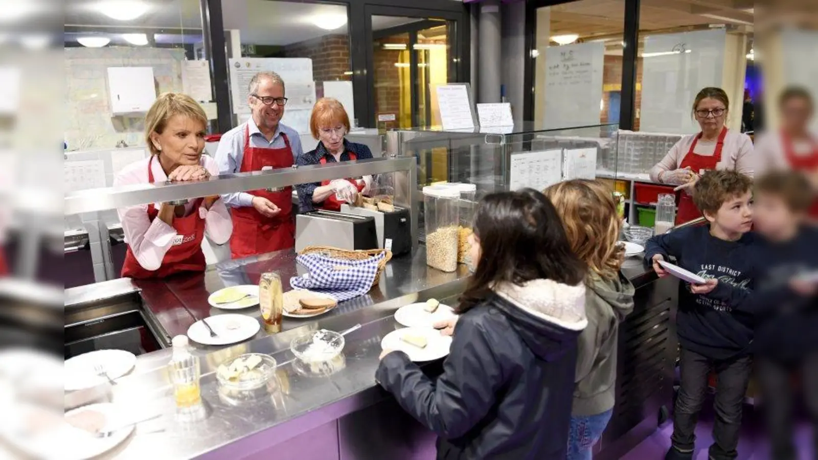Uschi Glas half bei der Frühstücksausgabe in der Guardinischule mit. (Foto: Brotzeit e.V.)