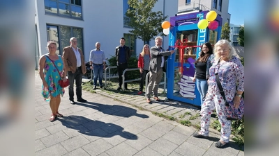 Kurt Damaschke, 1. stv. BA-Vorsitzender des Bezirkausschusses 16 Ramersdorf-Perlach eröffnet feierlich die neuen Tauschbuchregale. (Foto: dh)