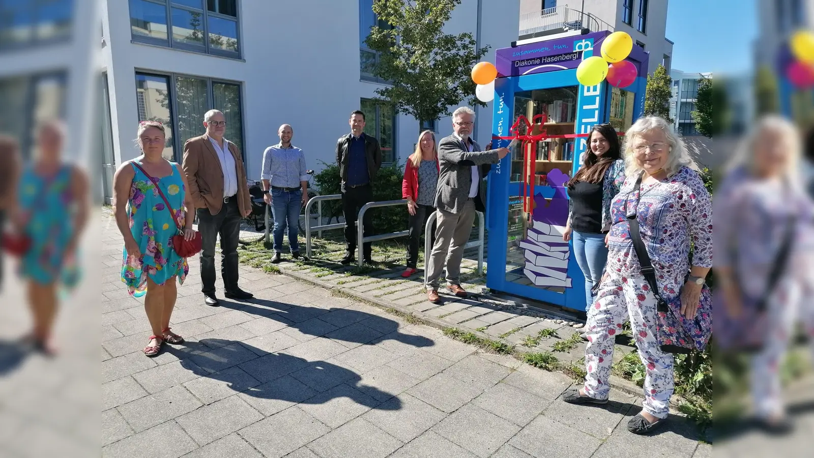 Kurt Damaschke, 1. stv. BA-Vorsitzender des Bezirkausschusses 16 Ramersdorf-Perlach eröffnet feierlich die neuen Tauschbuchregale. (Foto: dh)