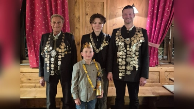 Freuten sich (v.l.): Pistolenkönig Ernst Linzinger, Jugendprinz Oskar Zeigermann, Jugendkönig Jamie Zeigermann und Schützenkönig Armin Ohr. (Foto: Yvonne Zeigermann)