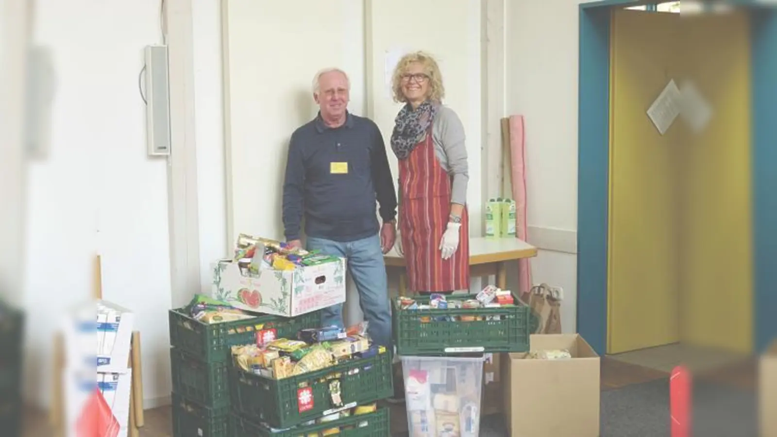 Franz Knobl und Eva Schenk vom Ottobrunner Tisch mit dem Lebensmittelspenden.	 (Foto: Eva-M. Stiebler)