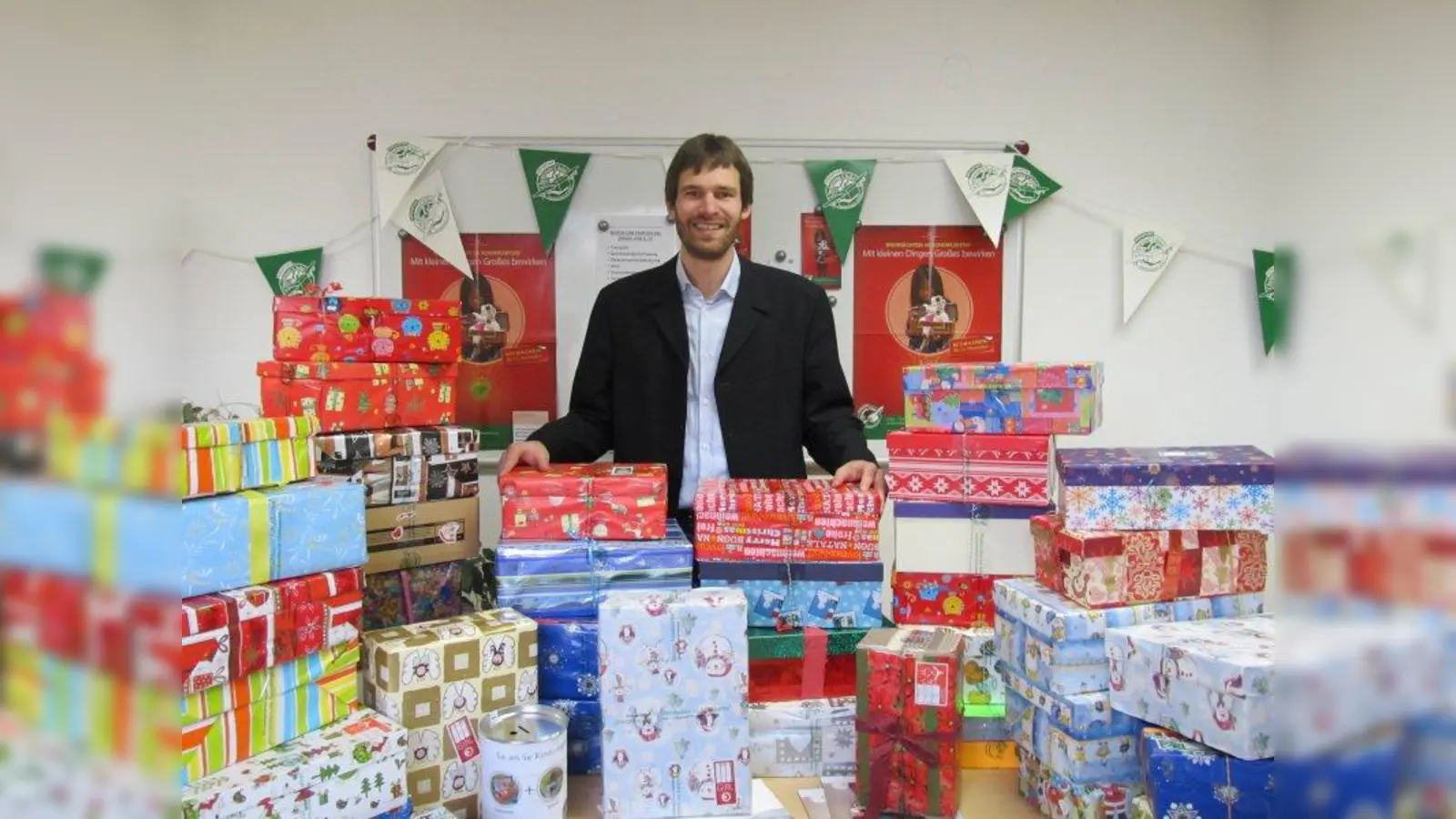 Pastor Thomas Scheitacker hofft, dass noch viele Schuhkartons mit Geschenken für Kinder in Not abgegeben werden. (Foto: pi)