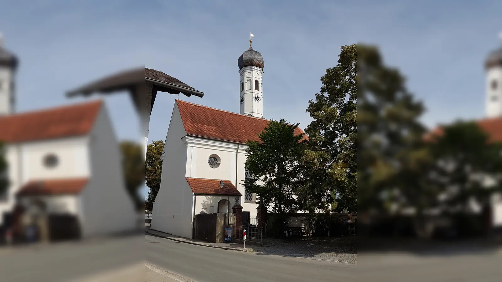 Die Pfarrkirche von Straußdorf. Die Gemeinde wurde zum Abschluss der Gebietsreform in Bayern am 1. Mai 1978 nach Grafing bei München eingemeindet. (Foto: CC BY-SA 4.0)