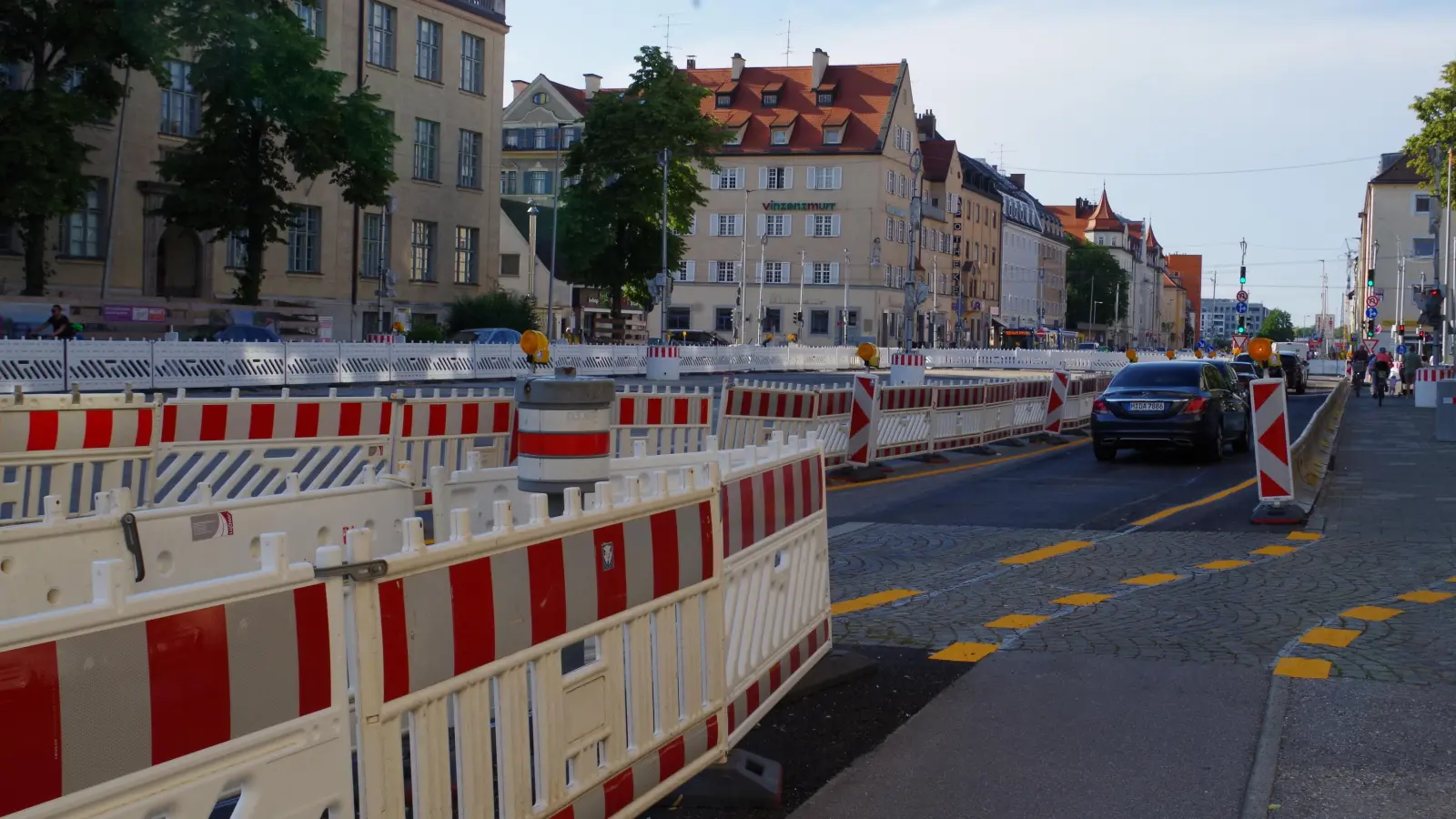 Noch herrscht im Laimer Straßenabschnitt der Fürstenrieder Straße Großbaustelle. Ab 2025 soll aber eine Test-Tram zwischen Ammerseestraße und Laimer Bahnhof verkehren. (Foto: Beatrix Köber)