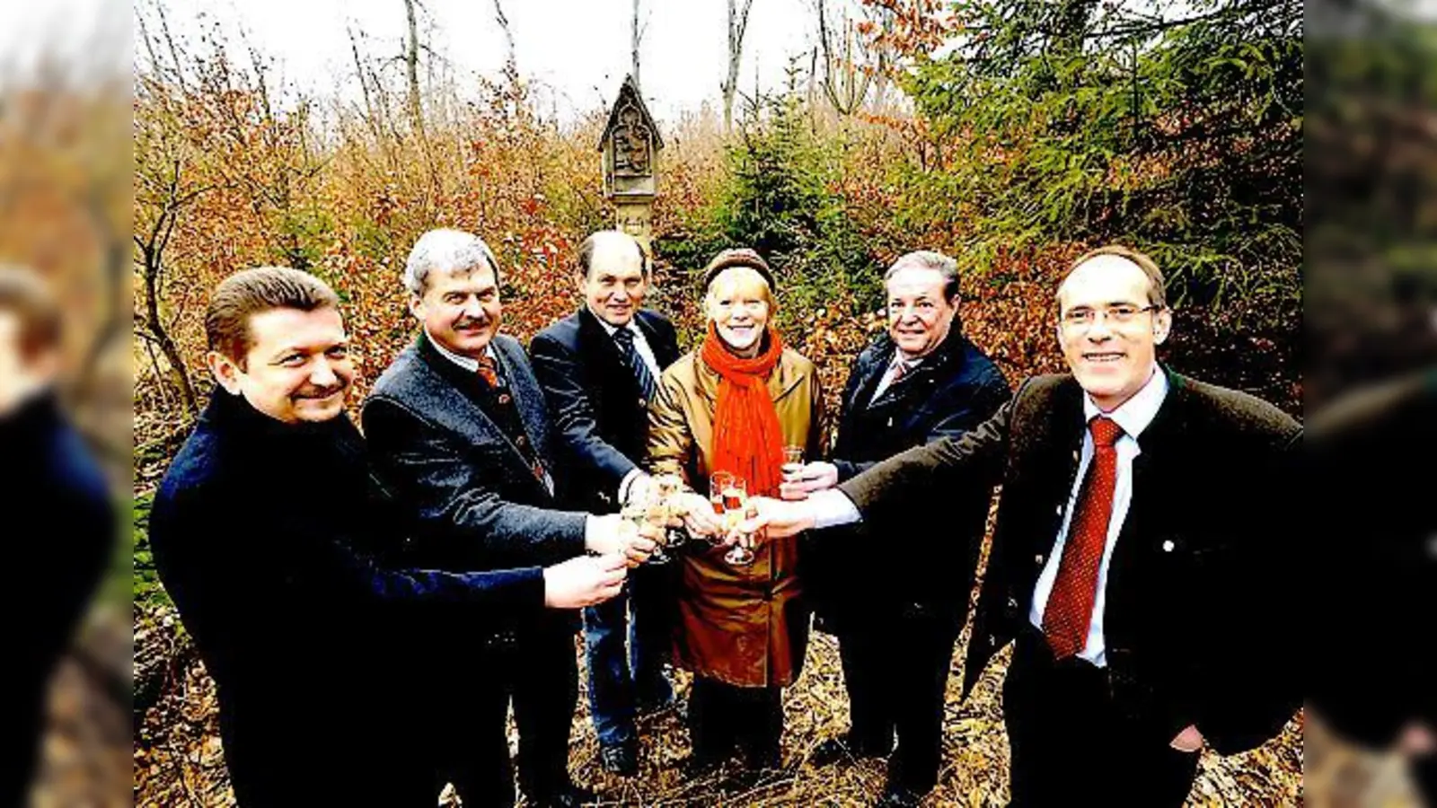 Auf gute Nachbarschaft stoßen an: Klaus Korneder, Grasbrunn; Hans Eichler,  Aying; Ernst Eberherr, Egmating;  Ursula Mayer, Höhenkirchen-Siegertsbrunn; Theo Rottmayr, Oberpframmern; Stefan Straßmair, Hohenbrunn.	 (Foto: Schunk)