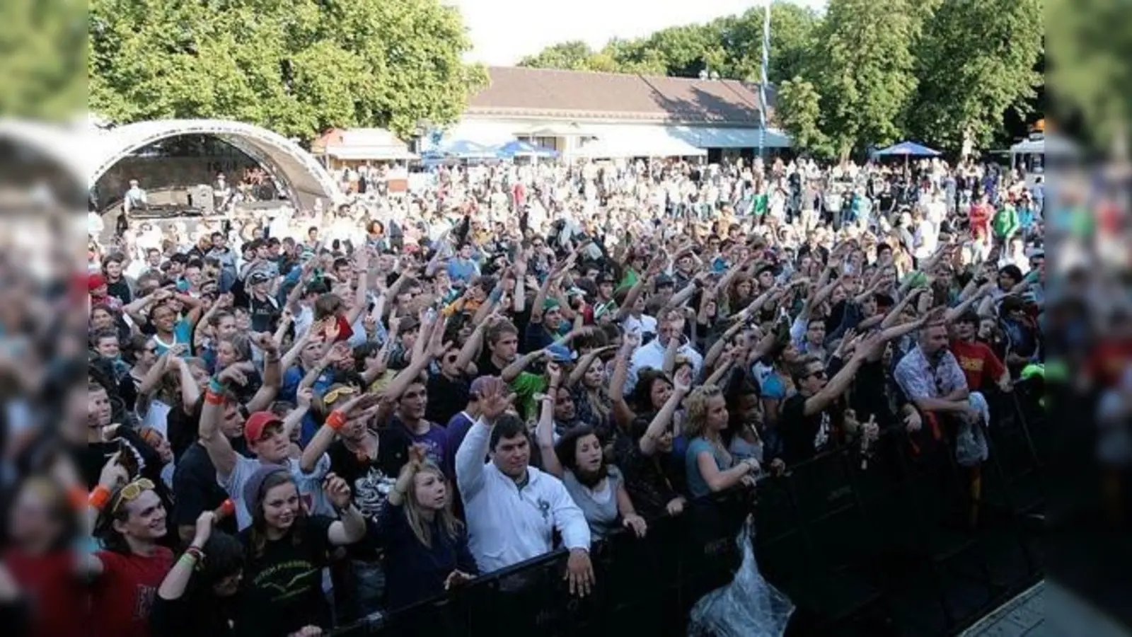 Ausgelassene Stimmung: Münchner feiern das Oben-Ohne-Open-Air am Bavariapark.	 (Foto: ;KJR)