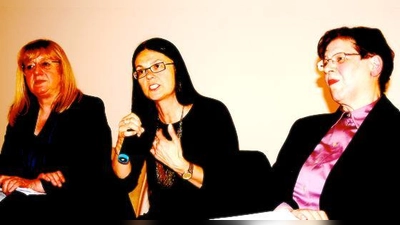 Über das Neubauviertel Nordhaide diskutierten Forscherin Dr. Marie-Therese Krings-Heckemeier, Stadtbaurätin Dr. Elisabeth Merk und die Bezirksausschuss-Vorsitzende Antonie Thomsen (v. l.).	 (Foto: ws)