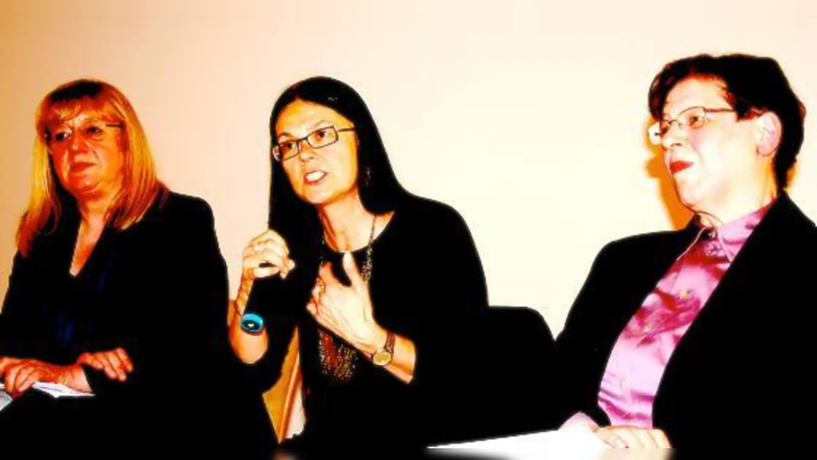 Über das Neubauviertel Nordhaide diskutierten Forscherin Dr. Marie-Therese Krings-Heckemeier, Stadtbaurätin Dr. Elisabeth Merk und die Bezirksausschuss-Vorsitzende Antonie Thomsen (v. l.).	 (Foto: ws)