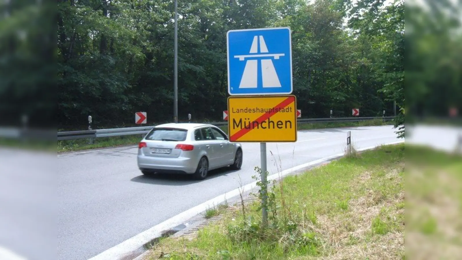 Ende der Landeshauptstadt und Beginn der Autobahn: Die Beschilderung motiviert dazu, kräftig aufs Gaspedal zu drücken. (Foto: AH)
