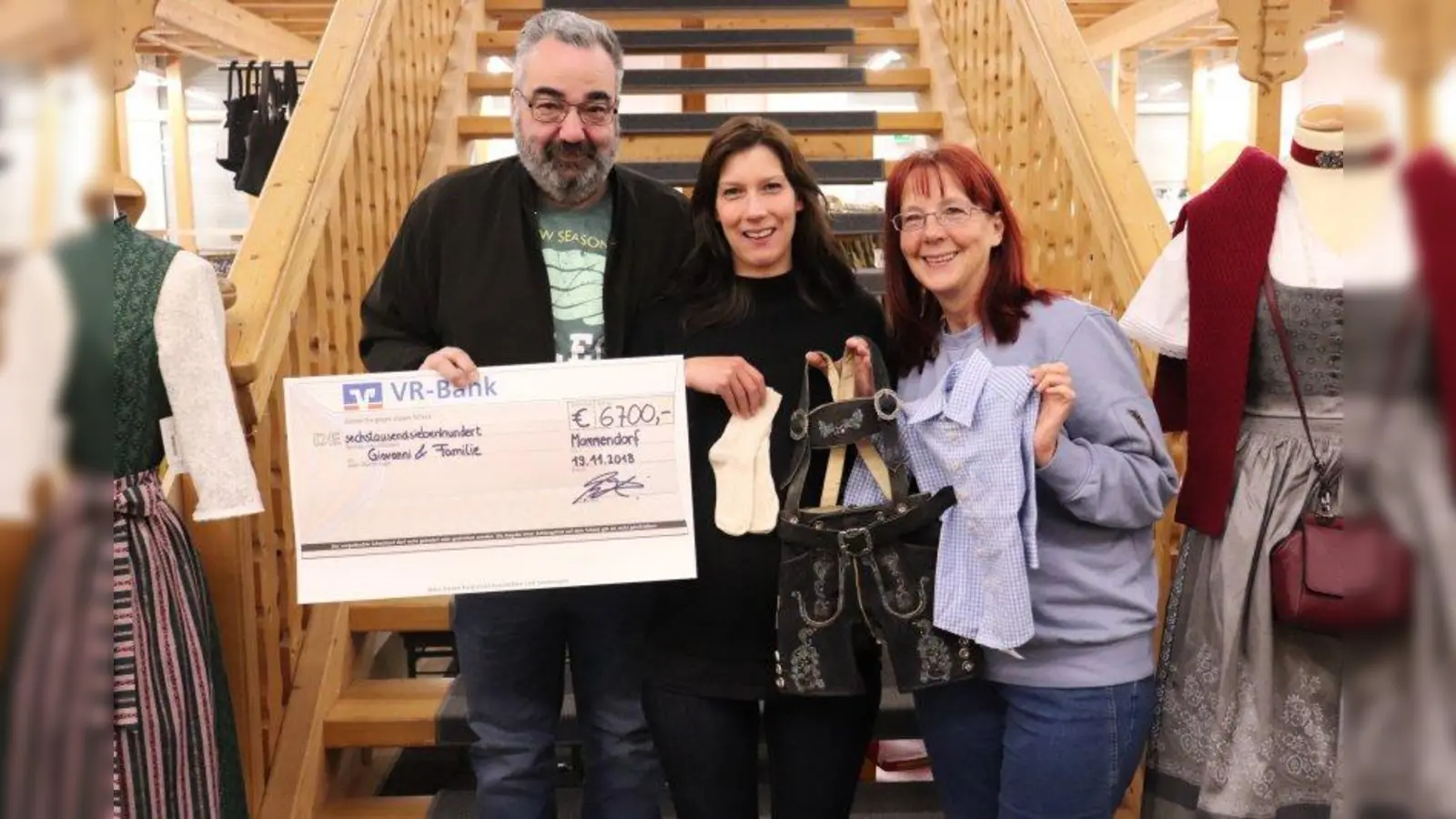 Freuen sich über die große Hilfsbereitschaft: Giovannis Frau Katharina (Mitte) mit ihren Eltern. (Foto: Diana Herbig)