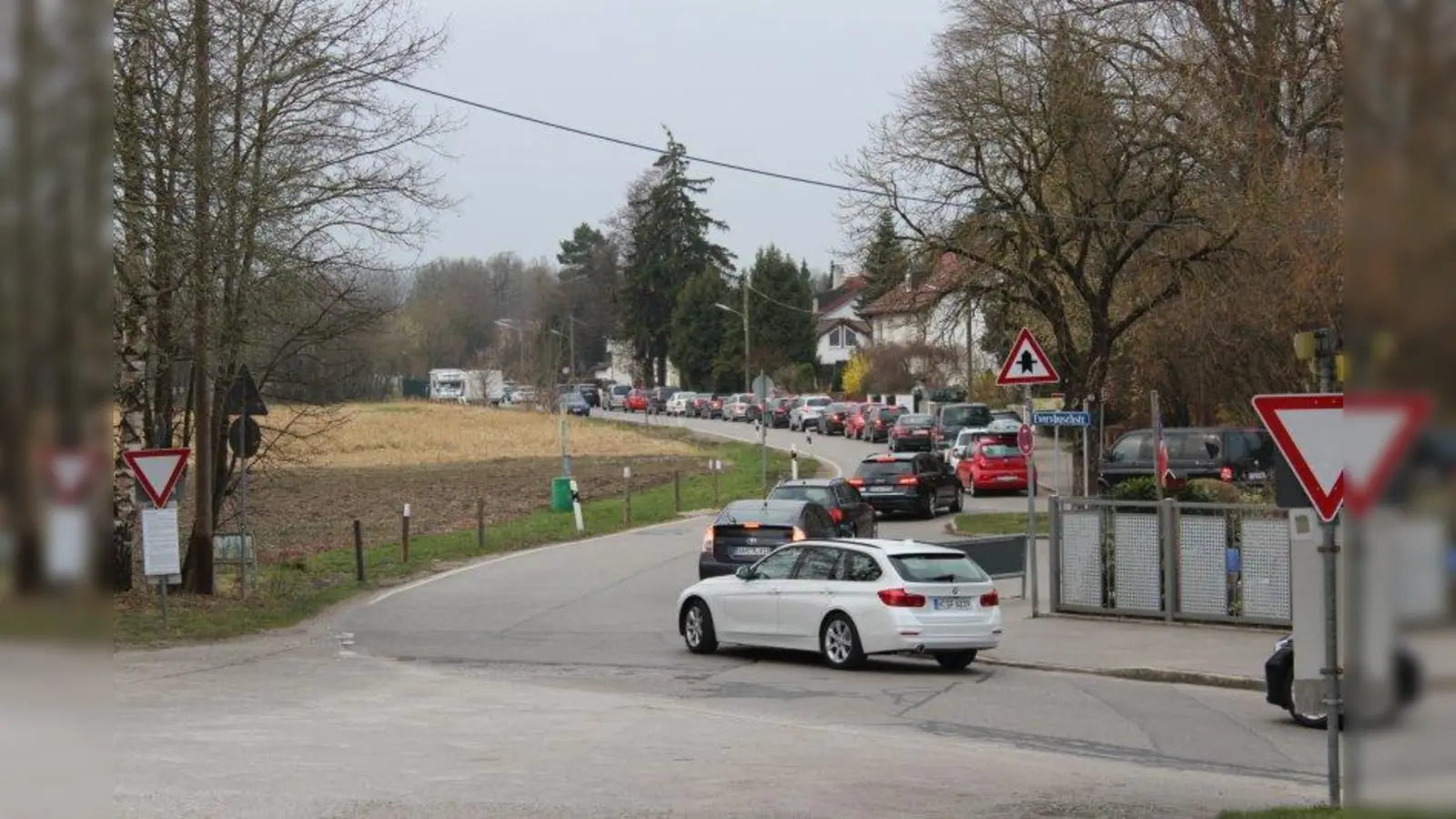 In Vor-Corona-Zeiten das tägliche Bild im morgendlichen Berufsverkehr: Dauerstau auf der Eversbuschstraße im Bereich des Karlsfelder S-Bahnhofs und der Otto-Warburg-Straße. (Foto: sb)
