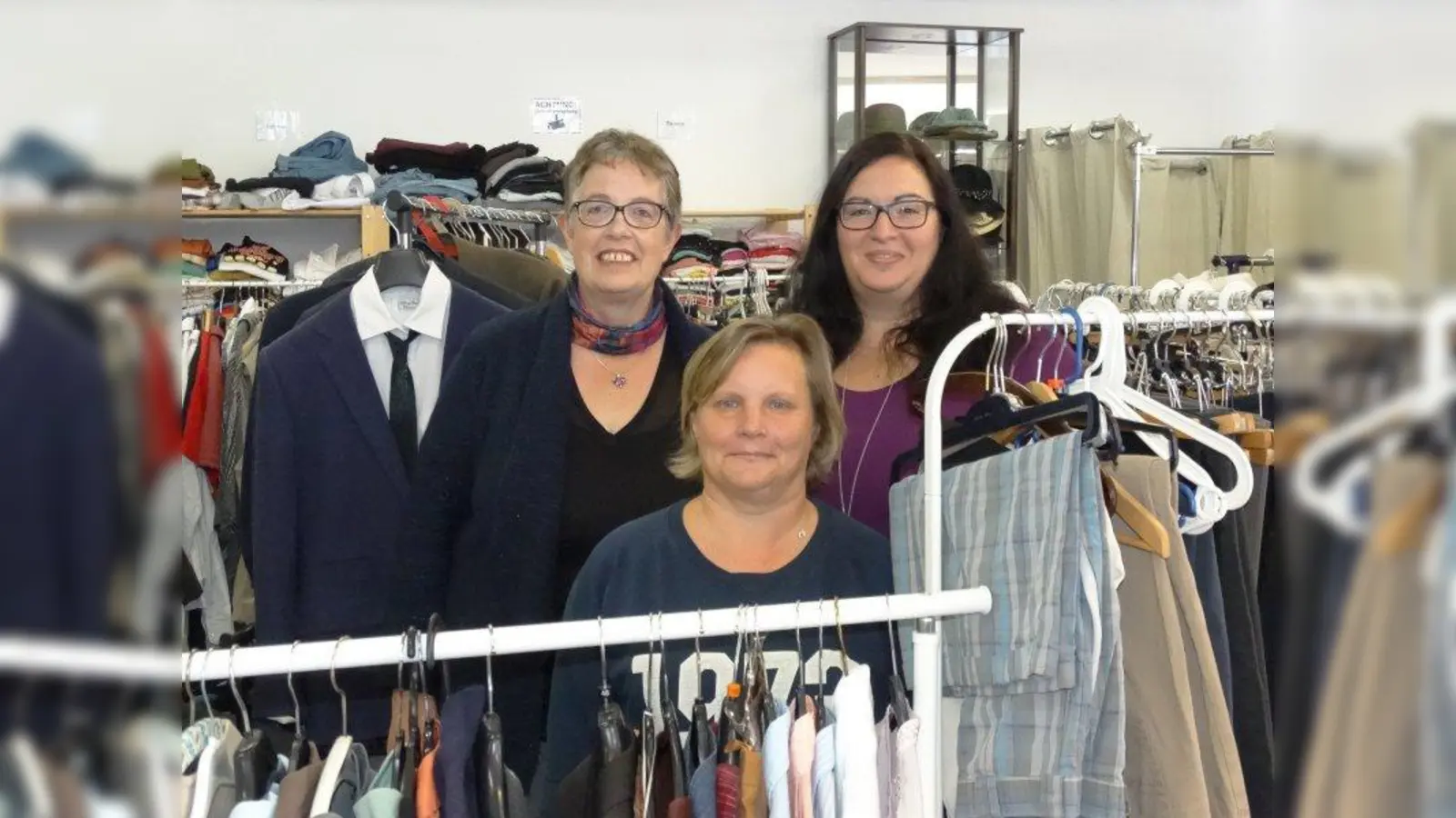 Priska Fiebig, Bettina Walz und Miriam Egeler freuen sich, dass ihre Kunden auf einer Ladenfläche von 250 Quadratmetern in Ruhe auswählen können. (Foto: tab)