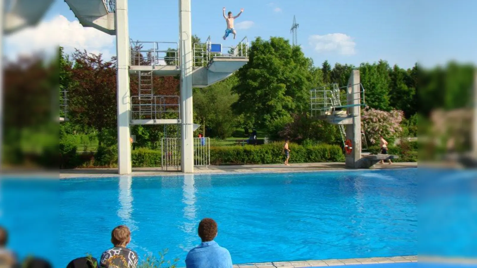 Nicht nur Bade- sondern auch Surfspaß: Im Freibad Germering gibt es seit Start der Sommersaison kostenloses WLAN. (Foto: pst)