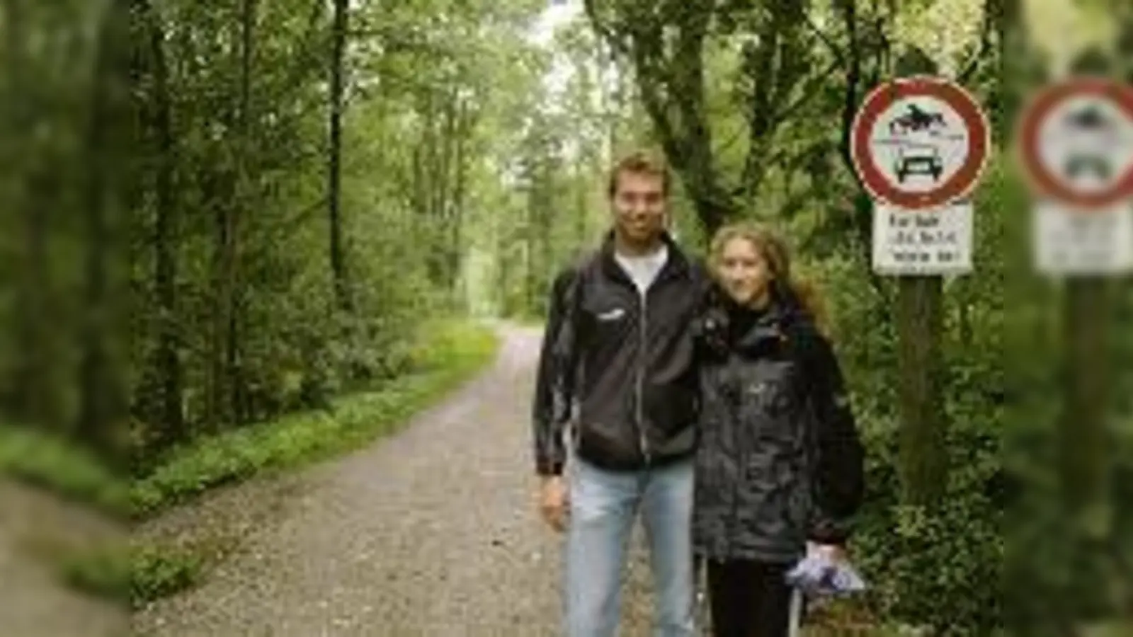 Erholung für Top-Fußballer: Leo Höfner vom VfR Garching genoss den Spaziergang mit Fluss und Wald mit seiner Begleiterin Marion Bauer.  (Foto: ba)