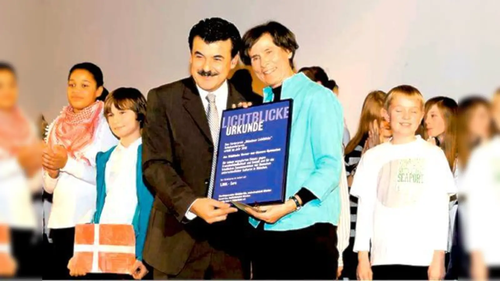 Cumali Naz überreicht Margot Obermeier die Lichtblicke-2010-Urkunde.	 (Foto: Privat)